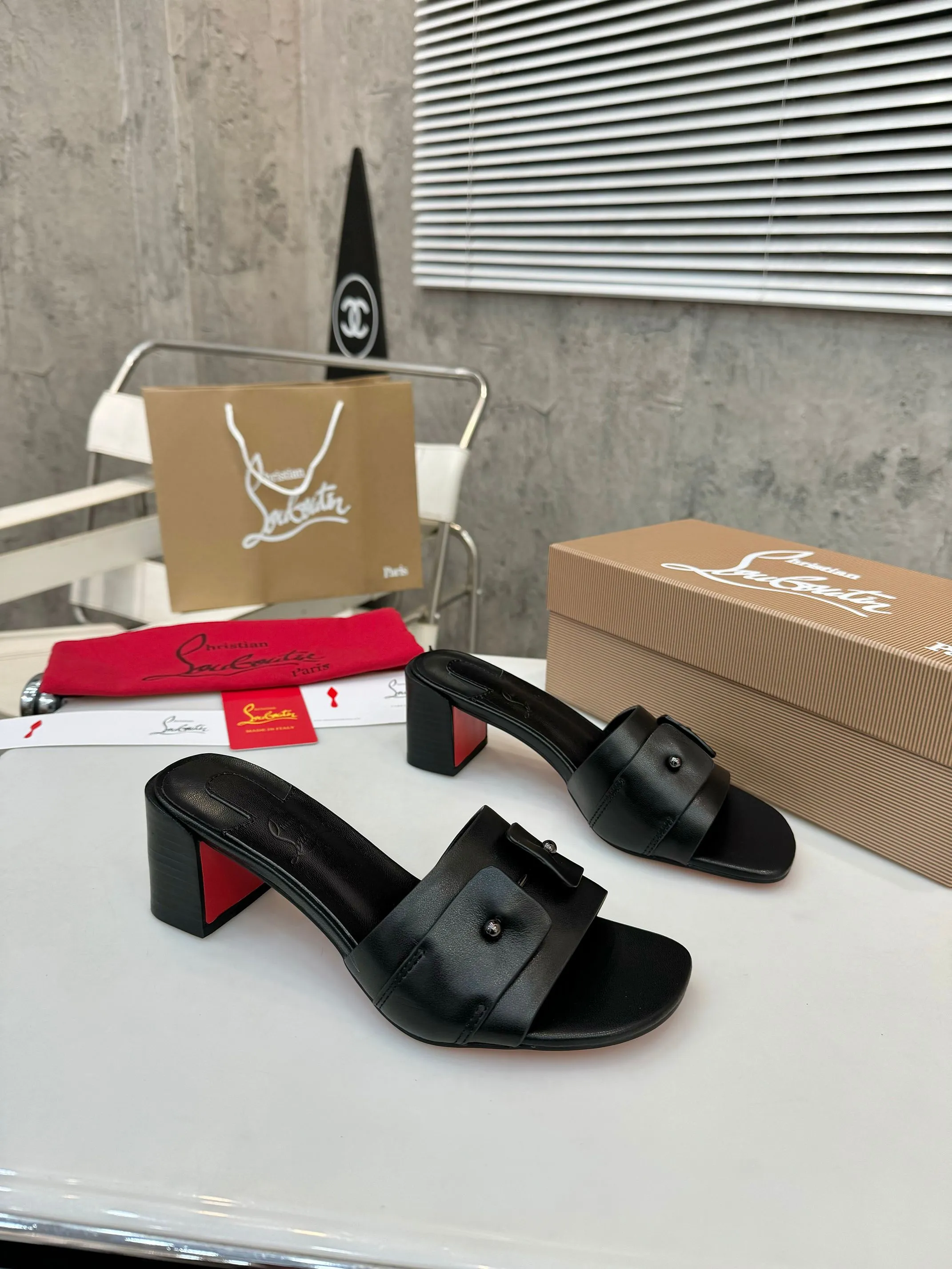 👟👟Ex-factory price 420👟👟 Genuine leather base +40 Top version Purchasing level ⚡③ colors to choose from. Christian Louboutin (CL) logo design is launched this year. The latest catwalk style of red-soled shoes 💥abbreviated as CL. This year's T-stage catwalk style of red-soled shoes👠 has a fresh and refreshing feel, and is perfect on the feet. 💃elegant and crystal clear. All accessories, materials and patterns are all customized at the original 1:1, zero distance from the original version. 1⃣ Upper: cowhide + unique logo 2⃣ Inner: sheepskin 3⃣Outsole: Original one-to-one molded genuine leather rubber non-slip two-color label outsole 4⃣🔺Original packaging 5⃣Number of yards: 35-42 (refundable or exchangeable if ordering 42)